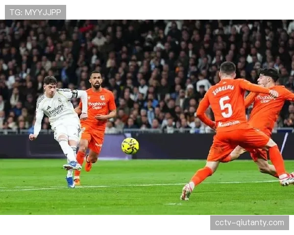 特写：皇马定位球主罚者巴尔韦德在训练后加练任意球